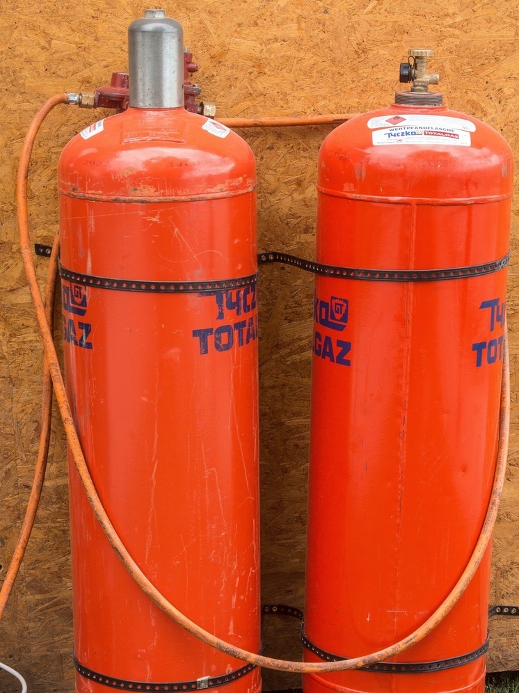 Спасатели вынесли два газовых баллона из горящего дома в Карелии