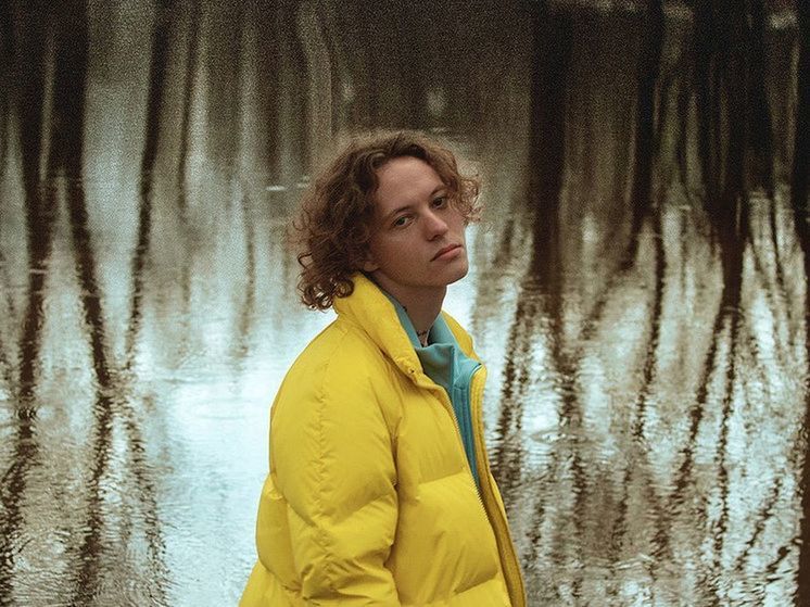 Сжегший свой паспорт певец Шарлот появился в суде без кудрей