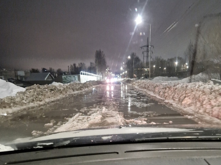 Дорогу из Соломенного в Петрозаводске залило водой, движение остановилось