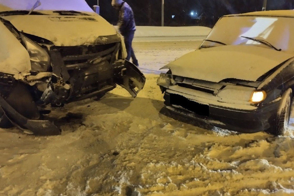 Пассажир &#34;ВАЗа&#34; оказался в больнице после ДТП с фургоном на М-10 в Тверской области