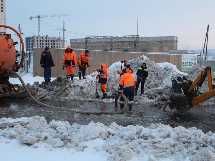 Соломенское шоссе в Петрозаводске перекрыли для откачки воды