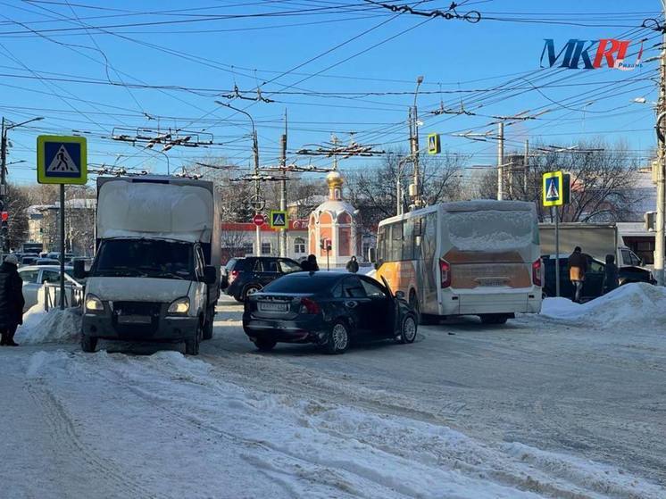 В центре Рязани произошло массовое ДТП с автобусом Globus и Renault Duster