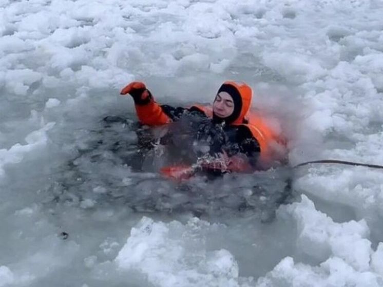 Спасатели напомнили, как помочь провалившемуся под лед человеку