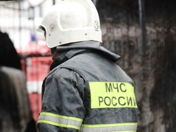 Спасатели вытащили из смятого грузовика мужчину в Чите