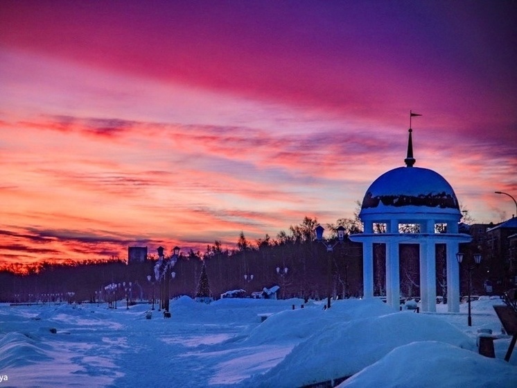 Пылающий рассвет среди ванильного неба запечатлела фотограф в Петрозаводске