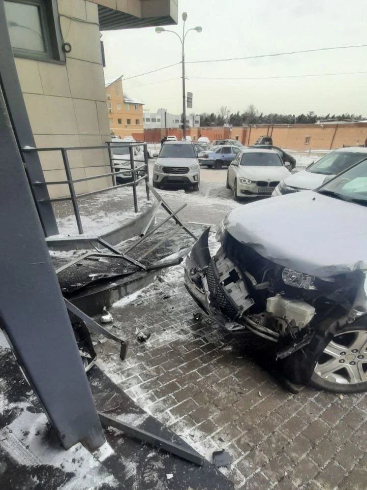 Автомобиль со знаком "инвалид" разворотил пандус ТЦ в Жуковском