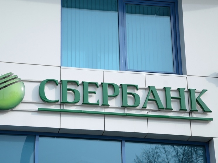Мужчина набросился с ножницами на сотрудника банка в Екатеринбурге