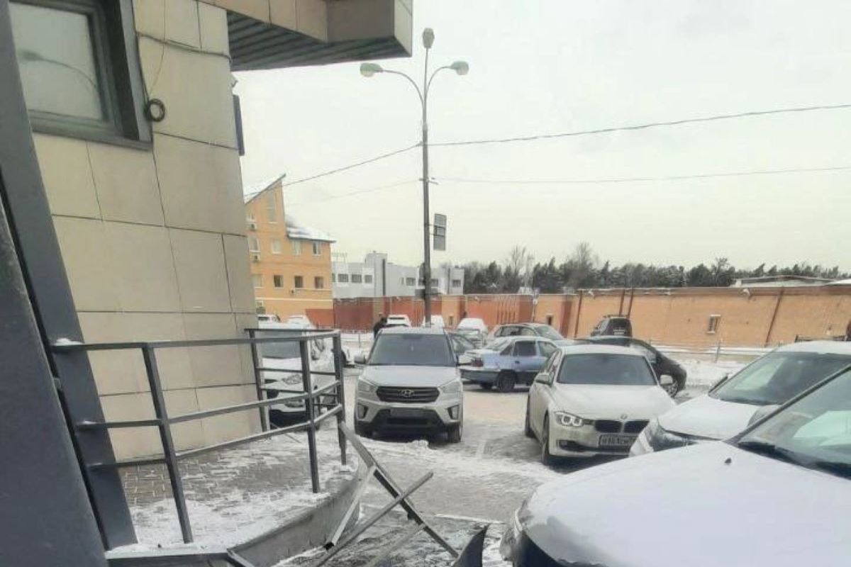 Автомобиль со знаком "инвалид" разворотил пандус ТЦ в Жуковском