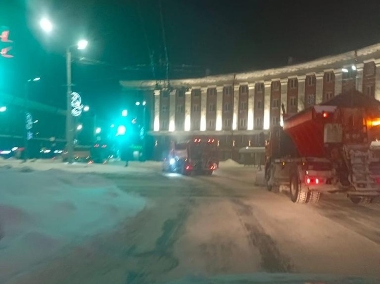 Спецтехника в режиме повышенной готовности по ночам чистит улицы Петрозаводска