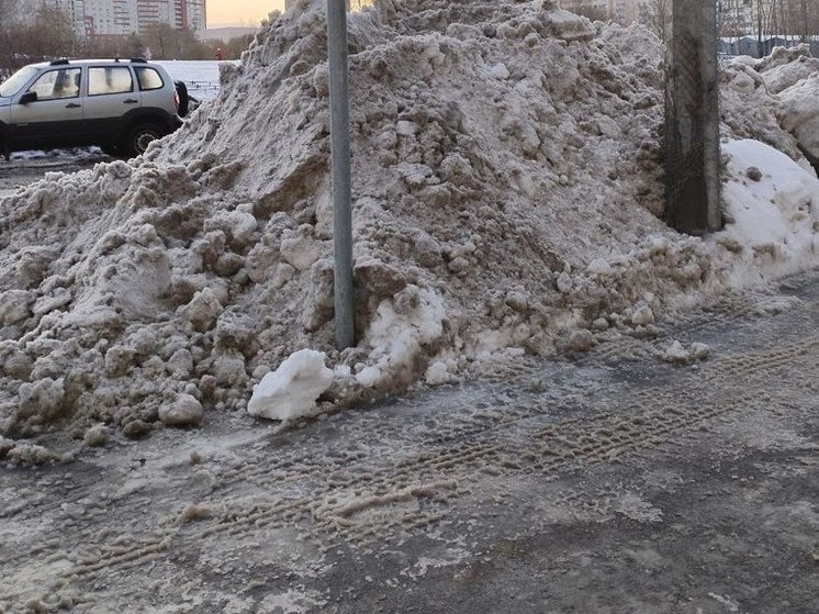 Жители поселка Романовка пожаловались на опасный заснеженный тротуар возле дороги