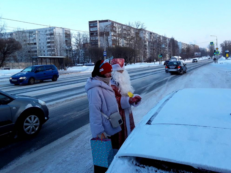 Дорожная полиция провела акцию «Полицейский Дед Мороз» в Пскове