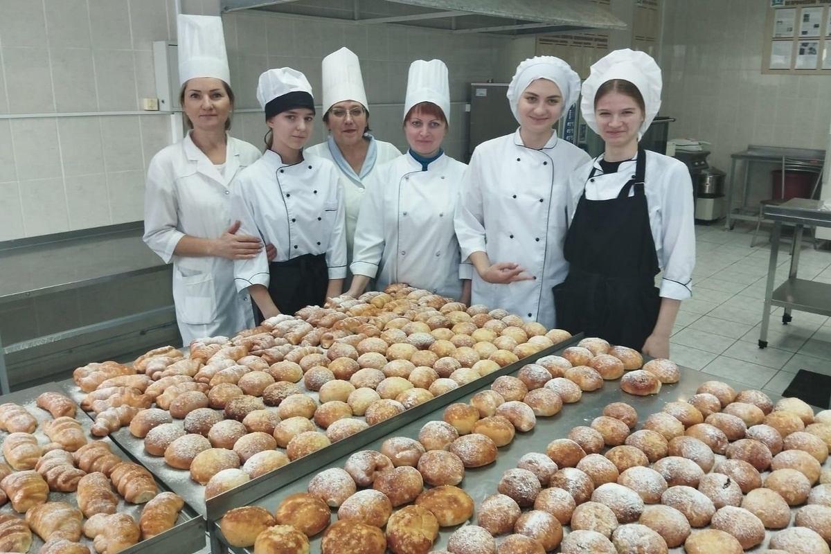 Липецкие студенты испекли более 200 булочек для бойцов СВО