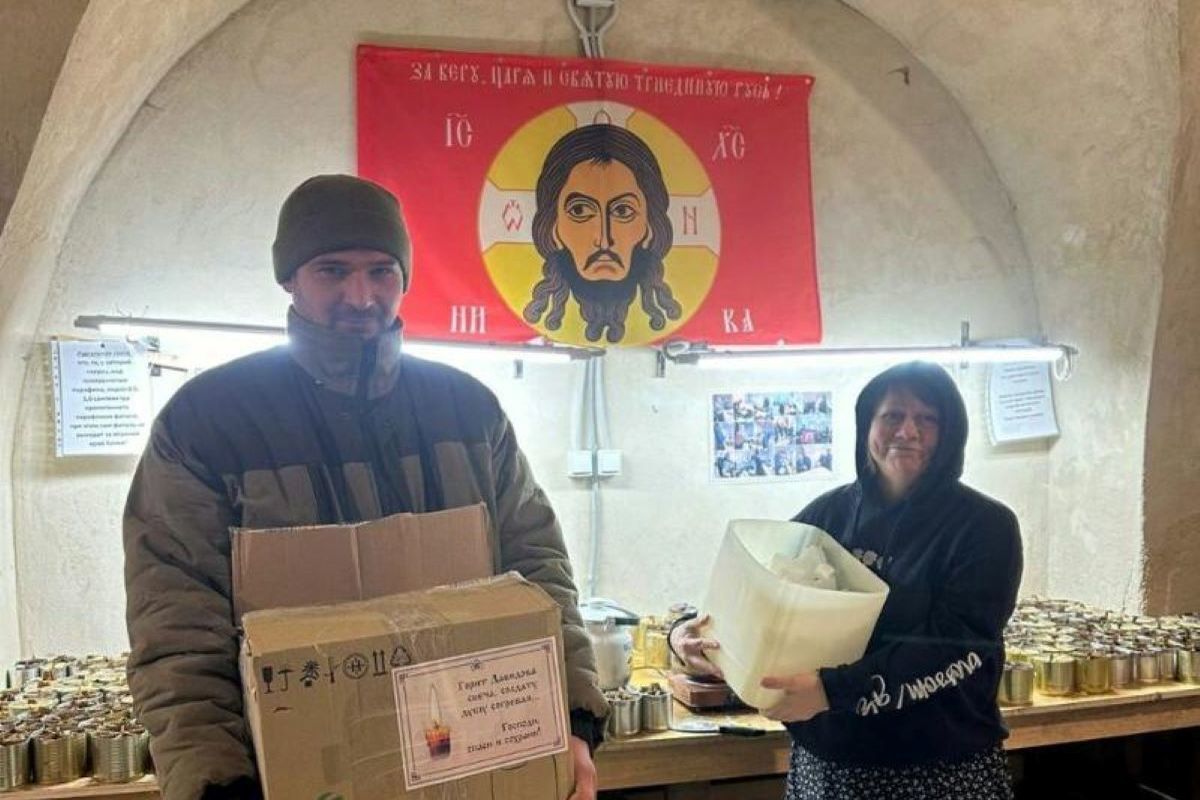 Монахи передали замерзающим жителям Чеховского округа окопные свечи