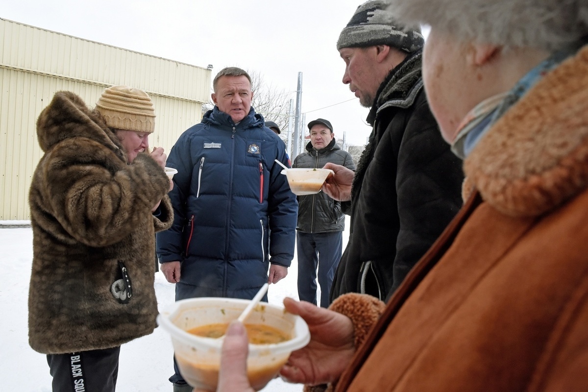 Курский губернатор посетил благотворительный обед для бездомных и нуждающихся