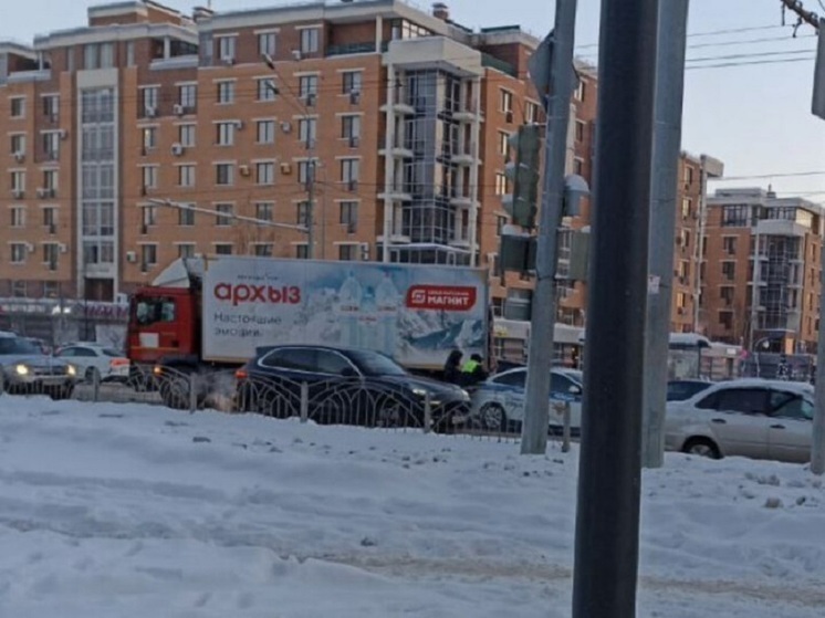 В Казани большегруз столкнулся с двумя легковушками на встречке