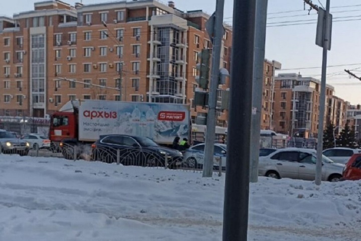 В Казани большегруз столкнулся с двумя легковушками на встречке