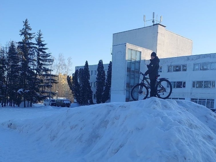В парках Курска обустроили снежные горки для катания на санках