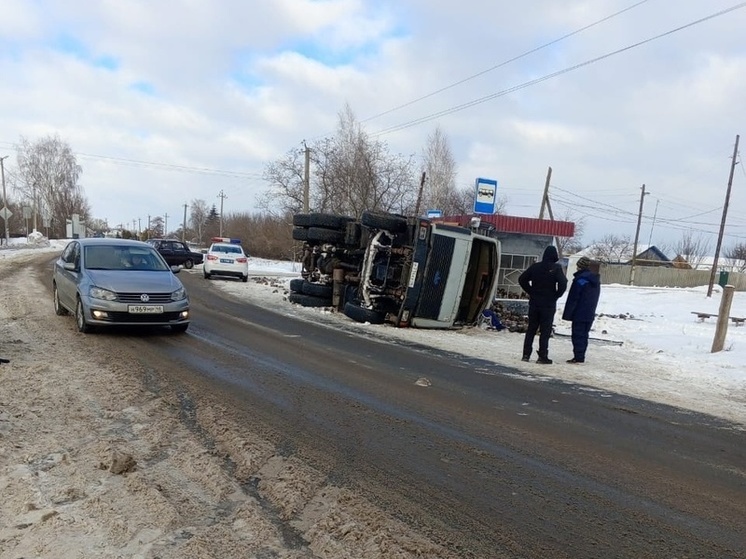 В Курской области в ходе ДТП перевернулся свекловоз МАЗ