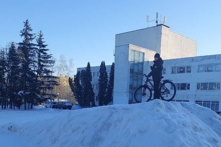 В парках Курска обустроили снежные горки для катания на санках