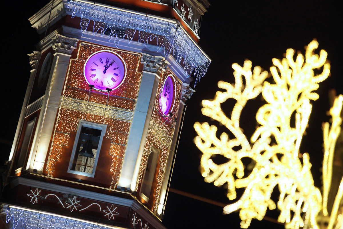Новогодние украшения начнут убирать с улиц Петербурга с 14 января