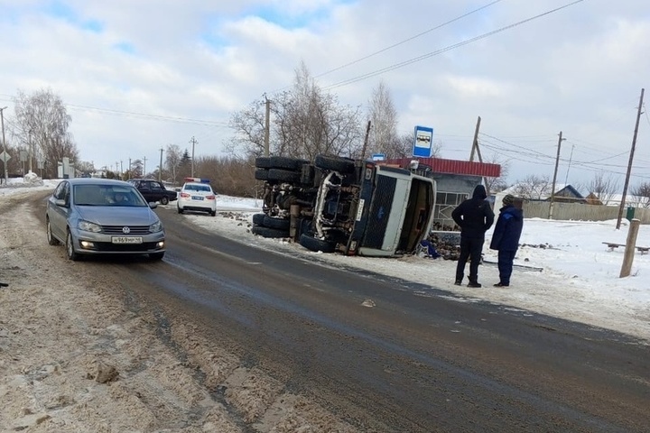 В Курской области в ходе ДТП перевернулся свекловоз МАЗ
