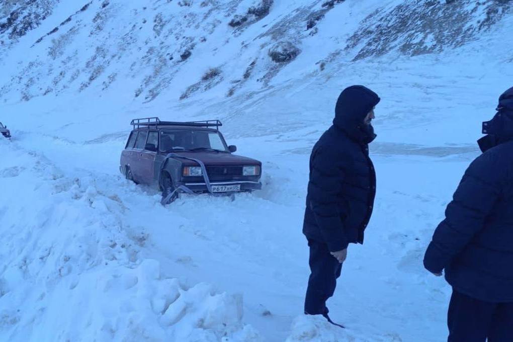 Семья, застрявшая в снегу, была спасена в Дагестане
