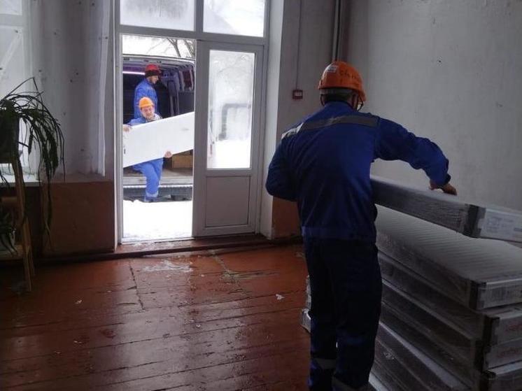 Строители из Адыгеи устанавливают систему отопления в Генической школе-интернате