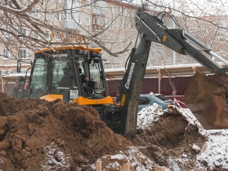 «Водоканал» занялся устранением утечки в Кирове на пересечении ул. Московской и проспекта Строителей