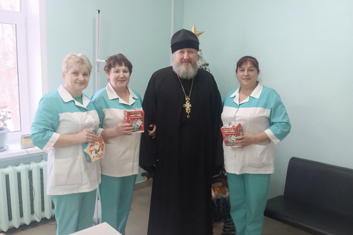 Настоятель храма Преображения Господня Сергий посетил Краснинскую районную больницу