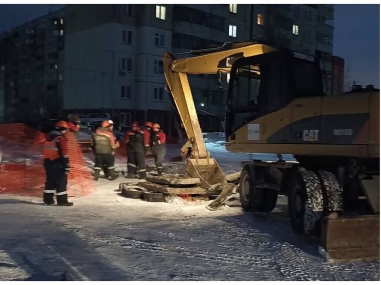 Масштабную коммунальную аварию в Новосибирске устраняют 17 человек