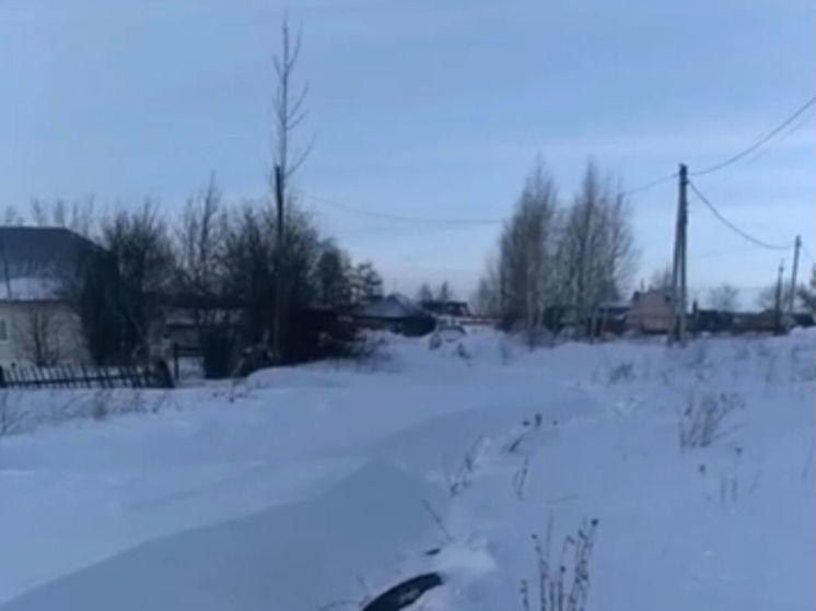Снежные завалы заблокировали дороги в кузбасском поселке