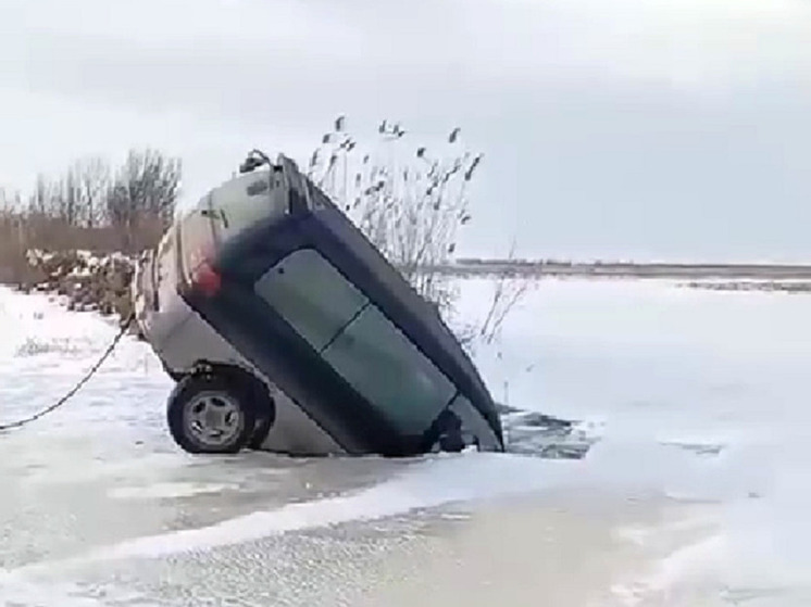 Мотоциклист провалился под лед