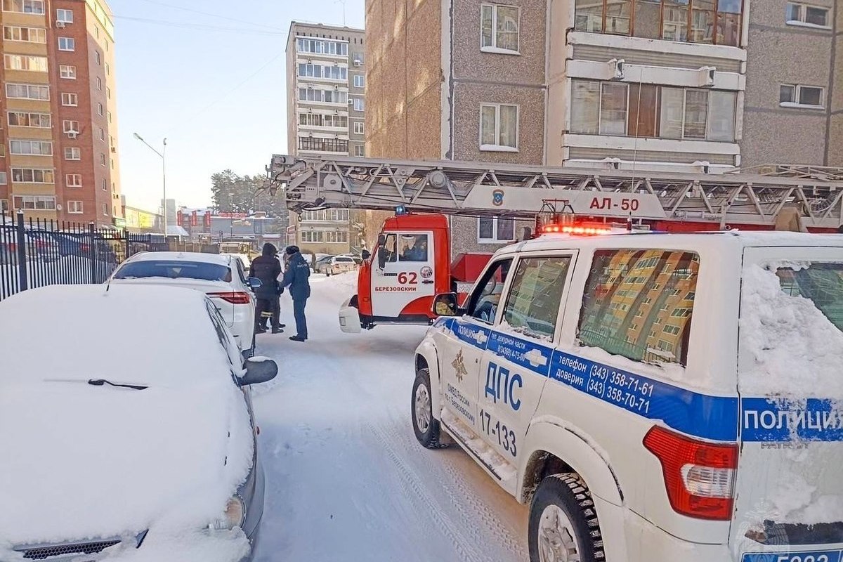 В Березовском пожарные провели эксперимент: автолестница не проехала во двор