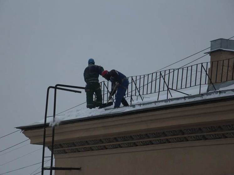 Новгородцам рассказали, кто несет ответственность за очистку крыш от снега