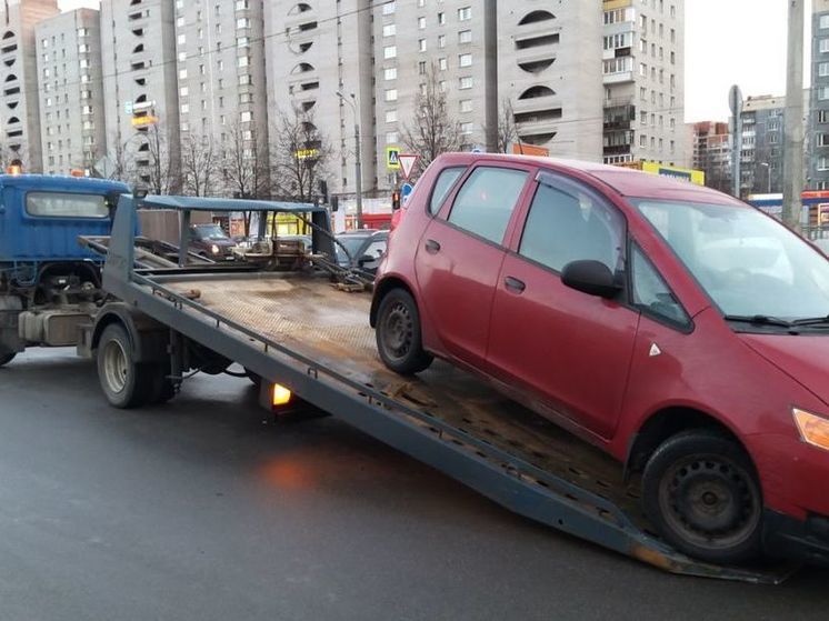 Эвакуатор насмерть сбил пешехода на дороге под Гатчиной