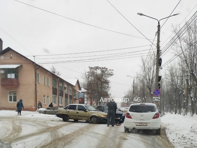 В Курске на улице Заводской в ДТП попали два легковых автомобиля