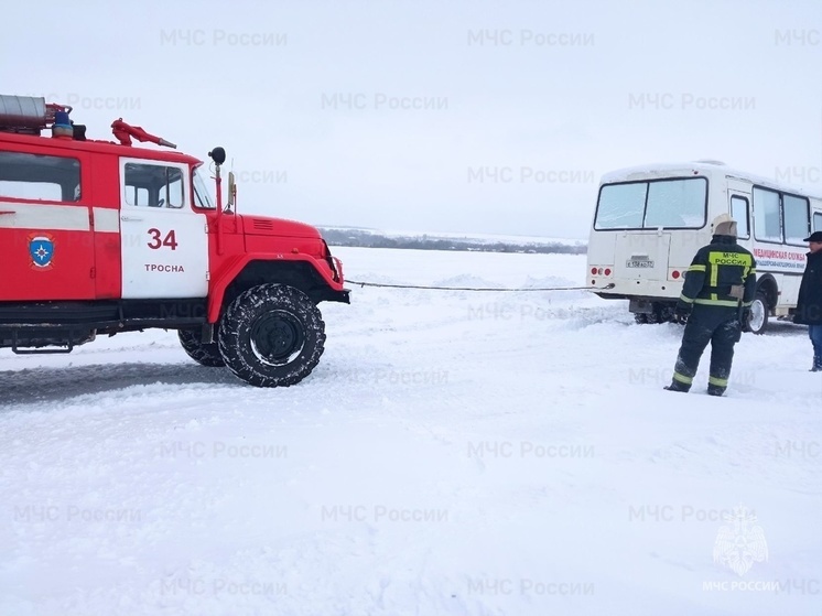 На орловской трассе в снегу застрял автобус с детьми
