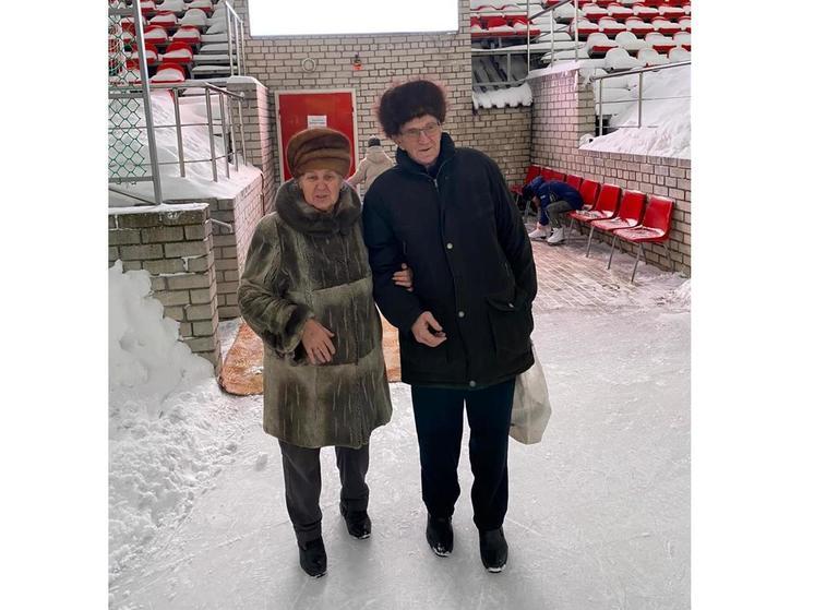 Через 60 лет супруги из Брянска пришла на каток, где познакомились