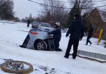 В Азове на Севастопольской улице автомобиль, в котором находилась женщина, провалился под землю