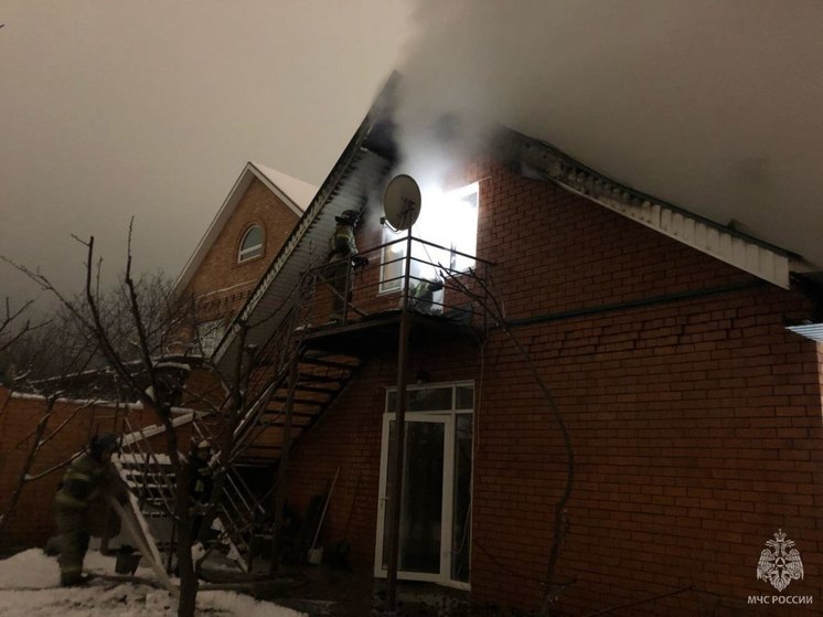 В столице Адыгеи спасатели потушили загоревшийся дом