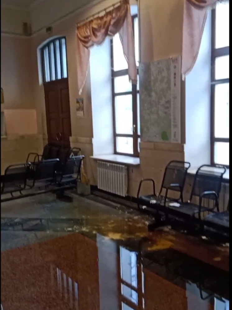 Железнодорожный вокзал в Чехове заливает водой