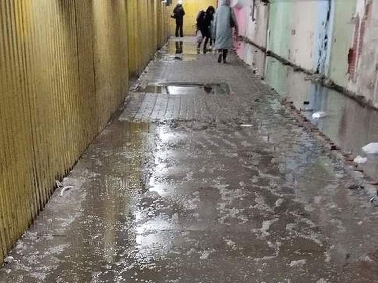 В Курске откачивают воду из подземного перехода на остановке «Улица Народная»