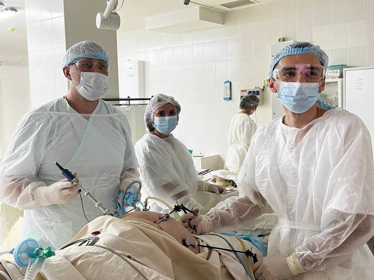 Кемеровские врачи изъяли из желудка пенсионера вставную челюсть, которую тот проглотил много лет назад