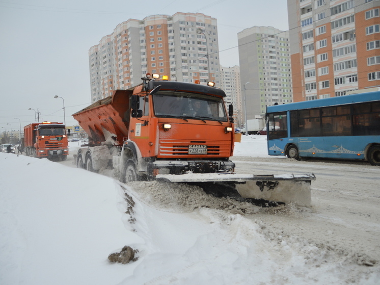С дорог Твери снег убирают больше 20 единиц спецтехники