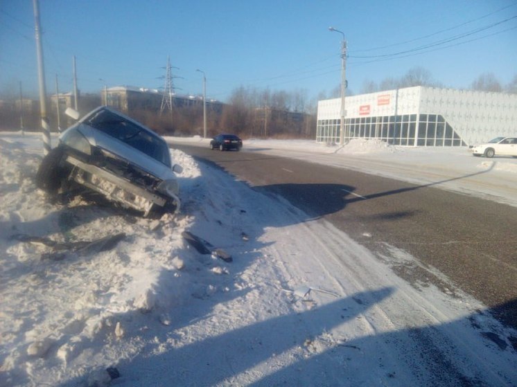 В Комсомольске-на-Амуре пьяный водитель врезался в кучу снега