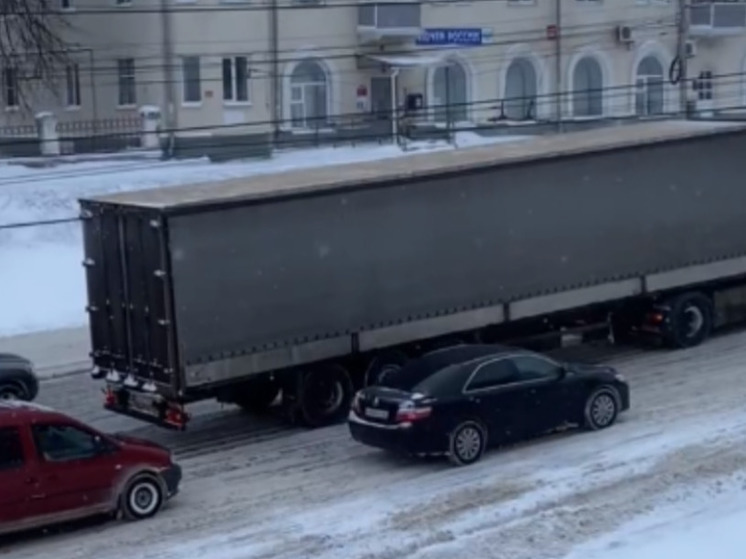На Куйбышевском шоссе в Рязани образовалась пробка из-за фур