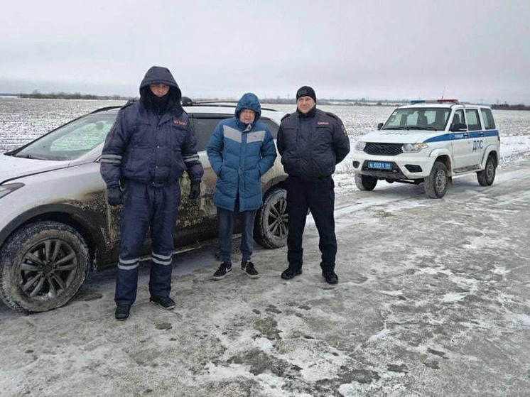  Полицейские Херсонщины достали машину из кювета