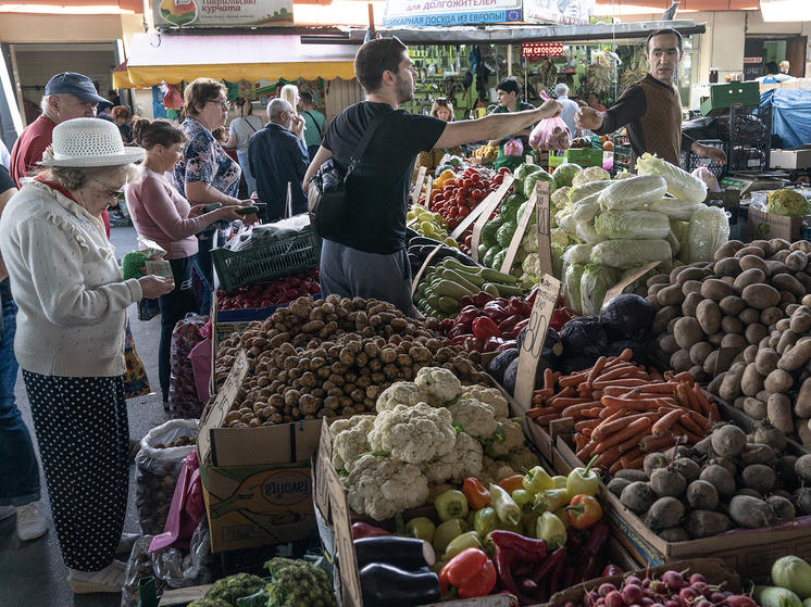 Народ бежит из города в поисках более спокойных мест