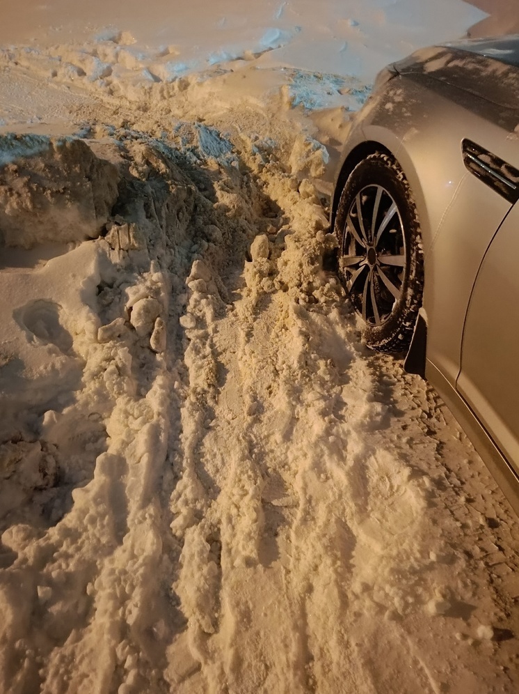 Жители Петрозаводска добираются до детского сада через снежные горы