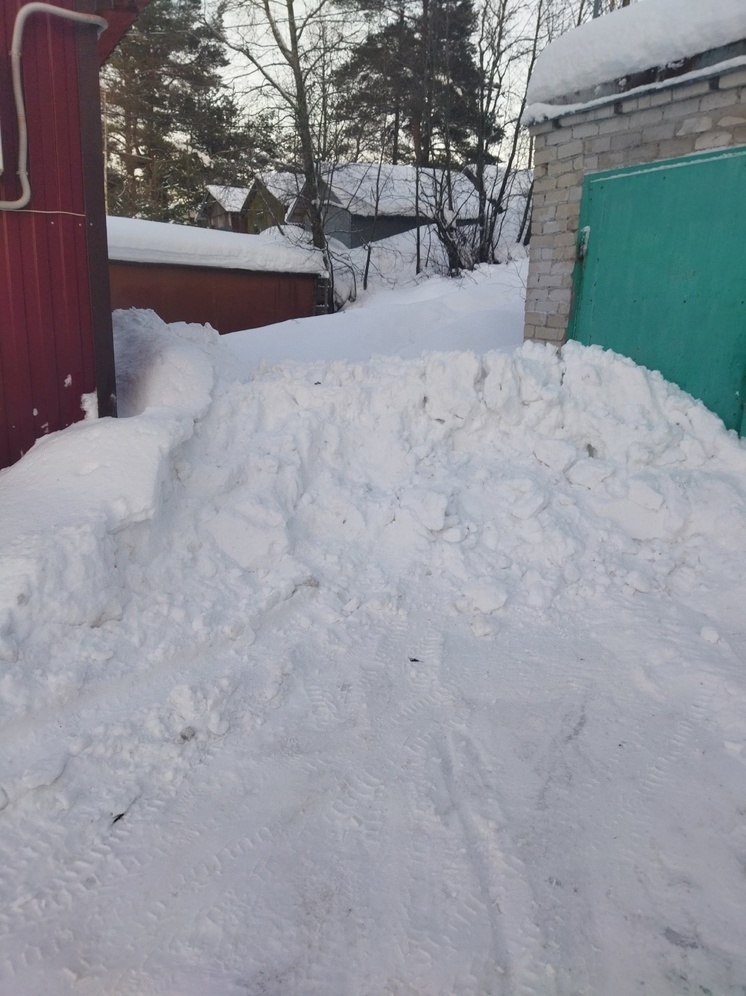 «Вообще совести нет»: Уборщики завалили снегом тропинку в Питкяранте